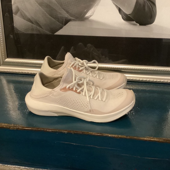 OLUKAI KAHOLO WOMANS TAN/TAPA - Picture 2 of 16